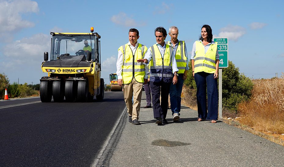 La Junta invierte 3,2 millones en renovar el firme de la carretera entre Utrera y Puerto Serrano (A-375)