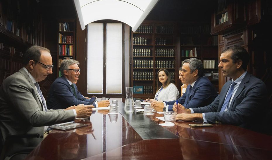 La Junta aborda con la APM el refuerzo de los juzgados y defiende una Justicia independiente y con medios suficientes