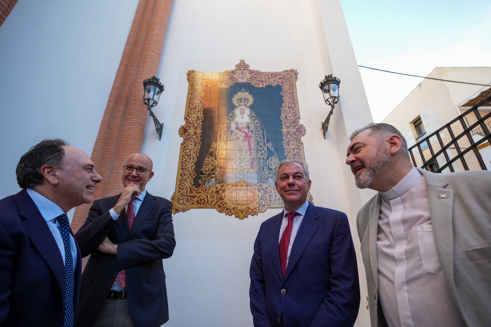 El Ayuntamiento cede una parcela de 300 metros cuadrados a la Hermandad de los Dolores de El Cerro del Águila para impulsar su Obra Social en el barrio