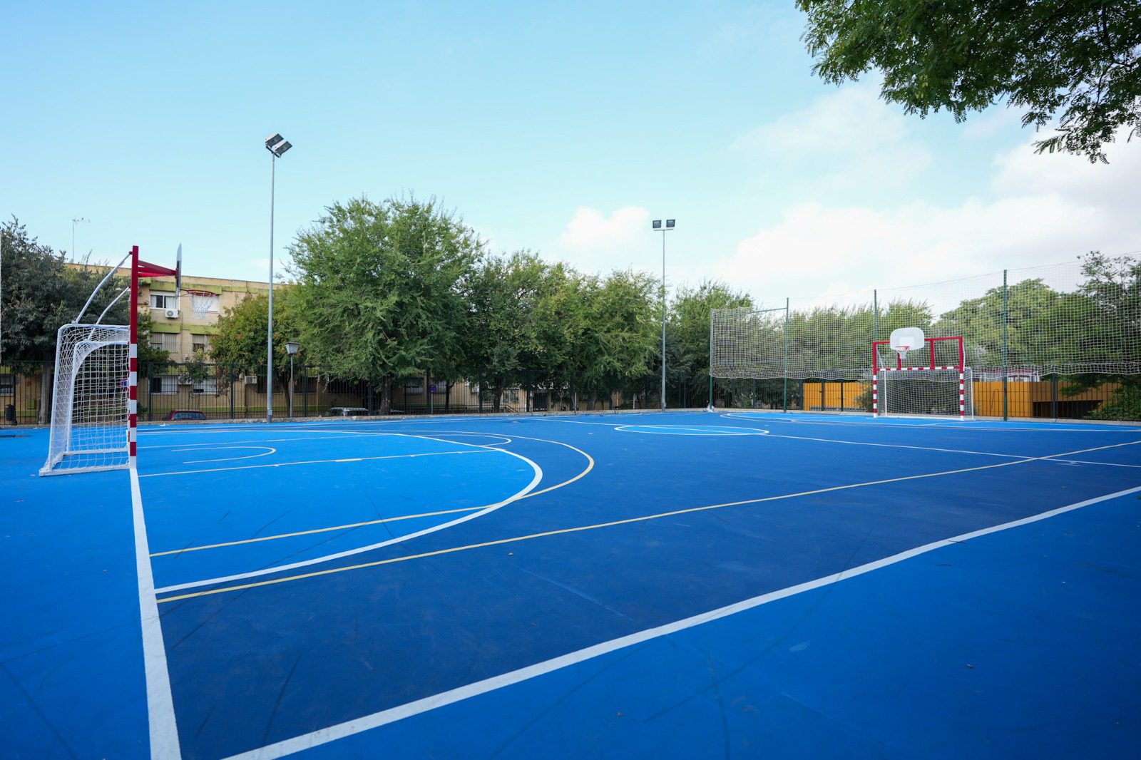 El Ayuntamiento moderniza la pista deportiva de la Plaza Poeta Miguel Hernández en el Cerro-Amate tras décadas abandonada