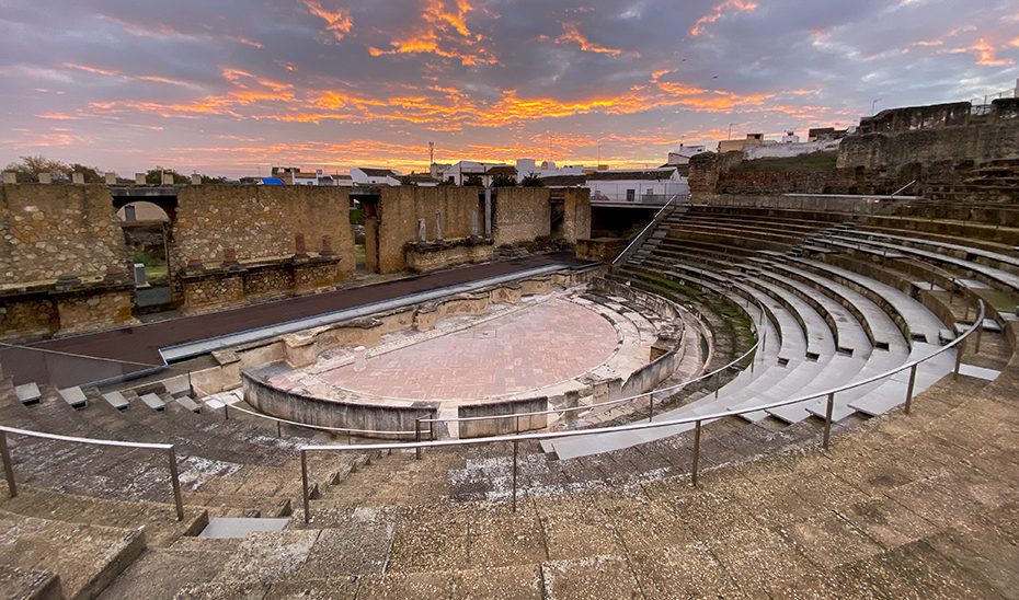 La Consejería de Cultura aborda la reconstrucción del frente escénico del Teatro Romano de Itálica