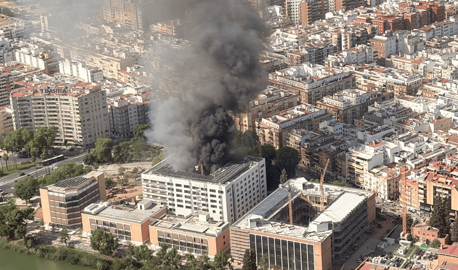 Tres heridos  tras el incendio de un edificio en obras en Los Remedios