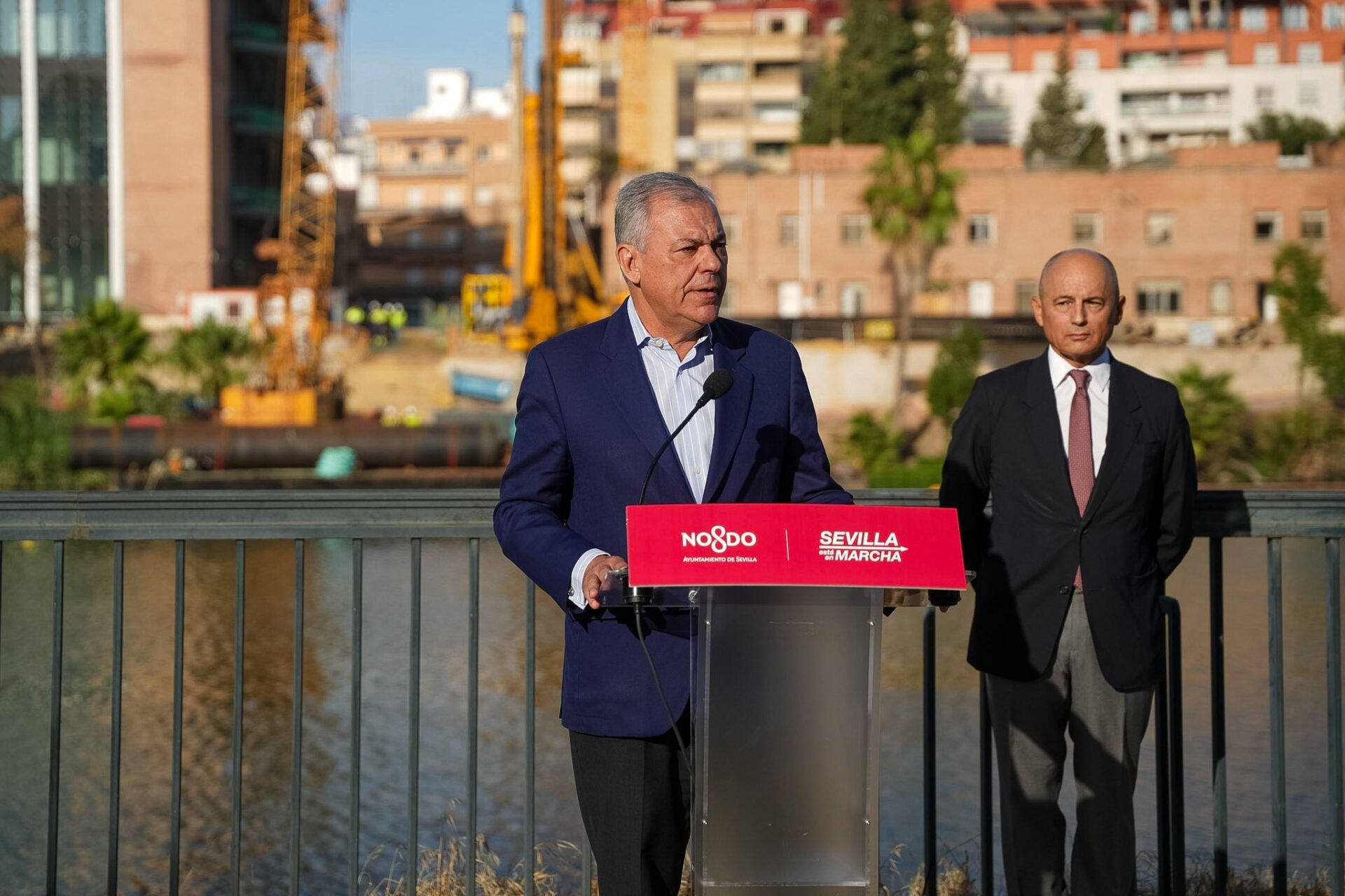 El alcalde presenta el inicio de los trabajos de la Pasarela Princesa Leonor que conectará, a partir del próximo verano, Los Remedios con el Centro Histórico