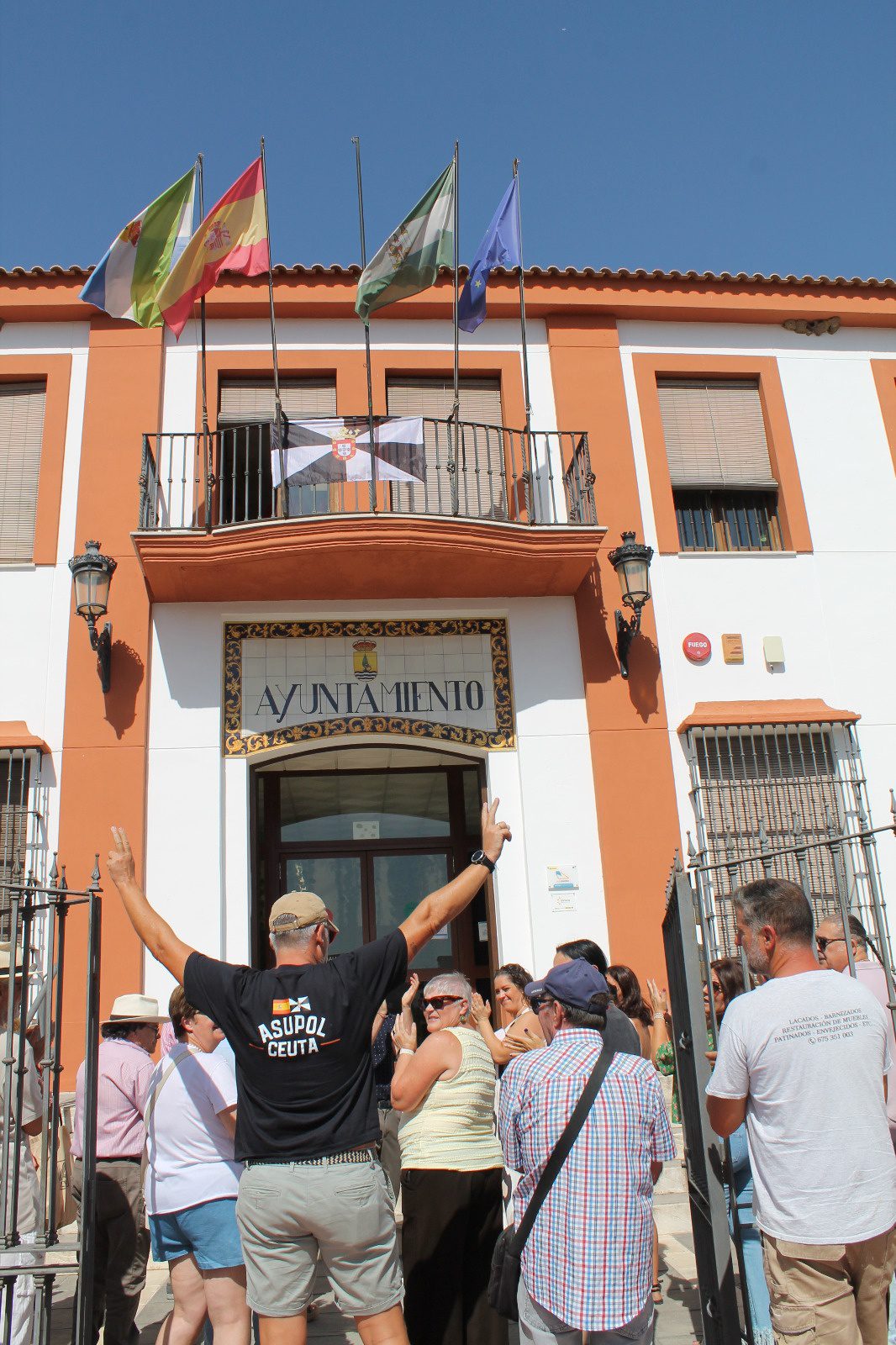 Gelves muestra su solidaridad con Ceuta con una concentración institucional ante el Ayuntamiento