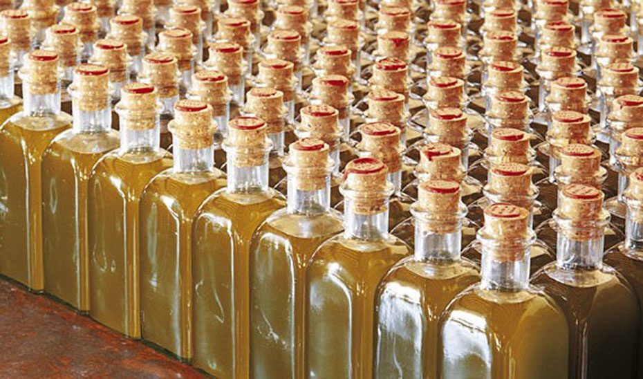 Andalucía pide al Ministerio adoptar medidas que eviten la distorsión del mercado del aceite de oliva