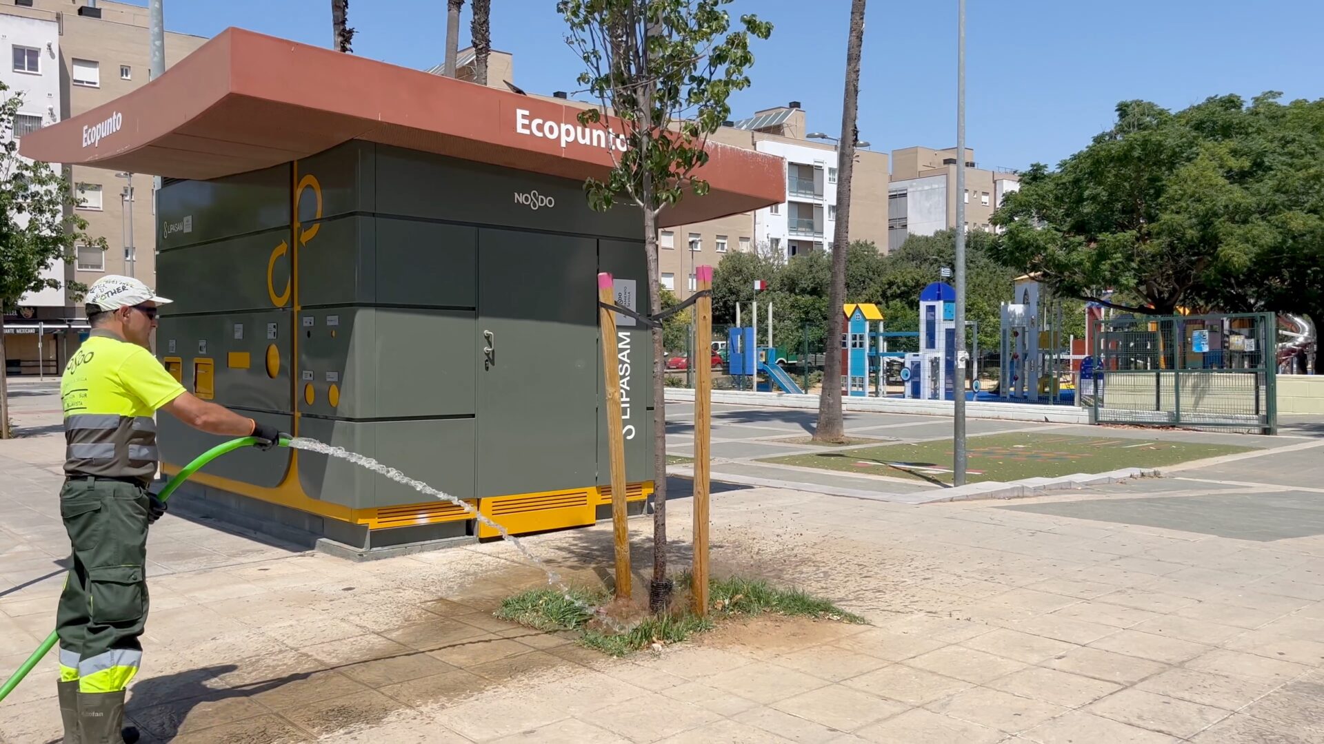 El Ayuntamiento impulsa el riego de apoyo del nuevo arbolado en Bellavista–La Palmera con 75 000 litros de agua semanales
