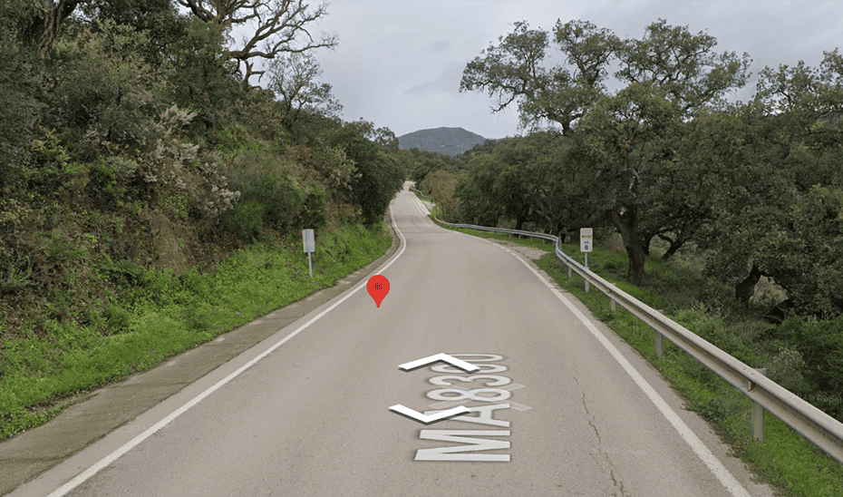 Cinco heridos en una colisión frontal entre dos turismos en Casares