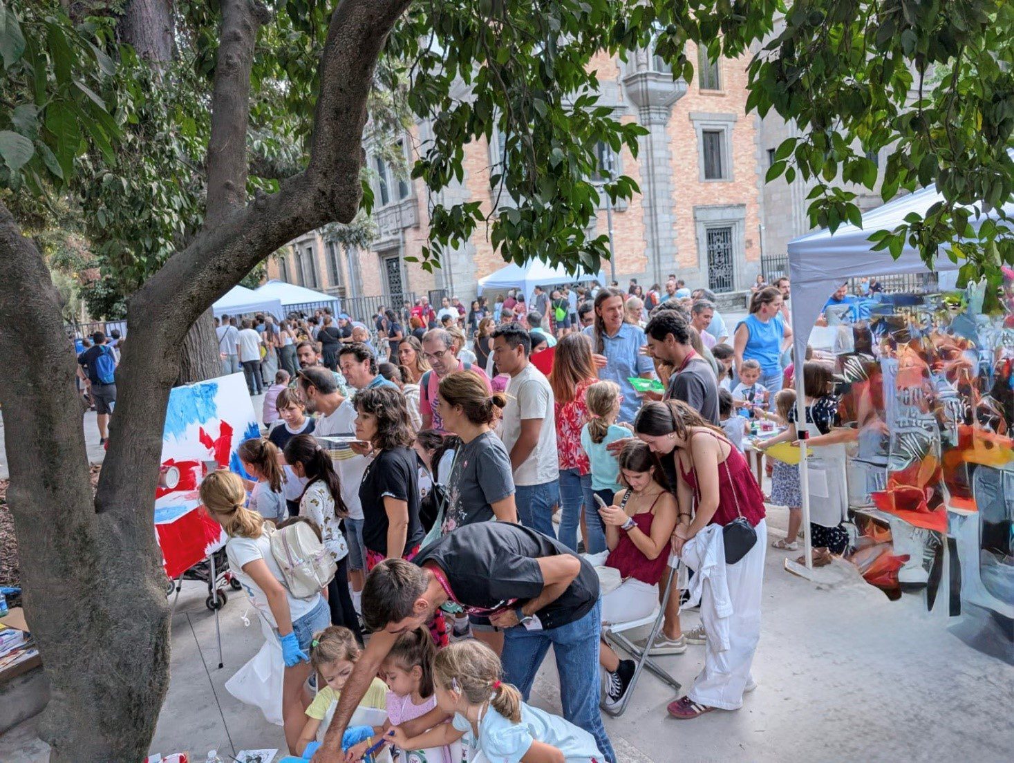 Más de 300 profesionales acercan la ciencia a las calles de Sevilla en la Noche Europea de l@s Investigador@s