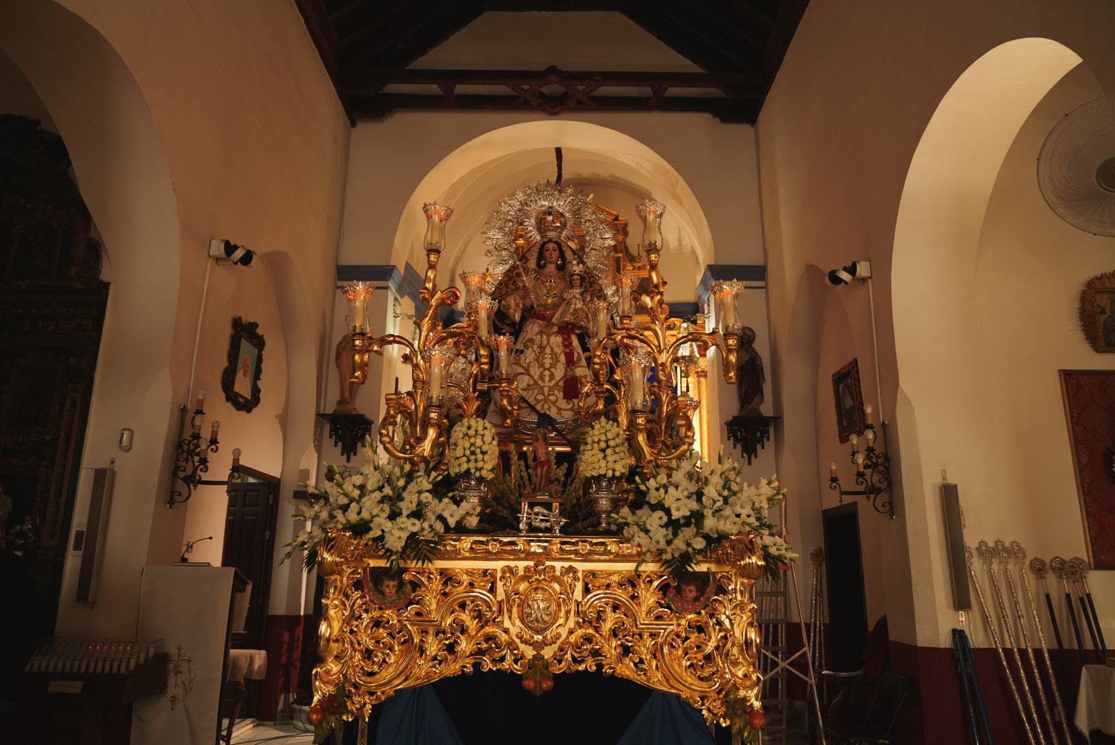 Nuestra Señora de la Estrella recorre las calles de Palomares del Río arropada por sus vecinos