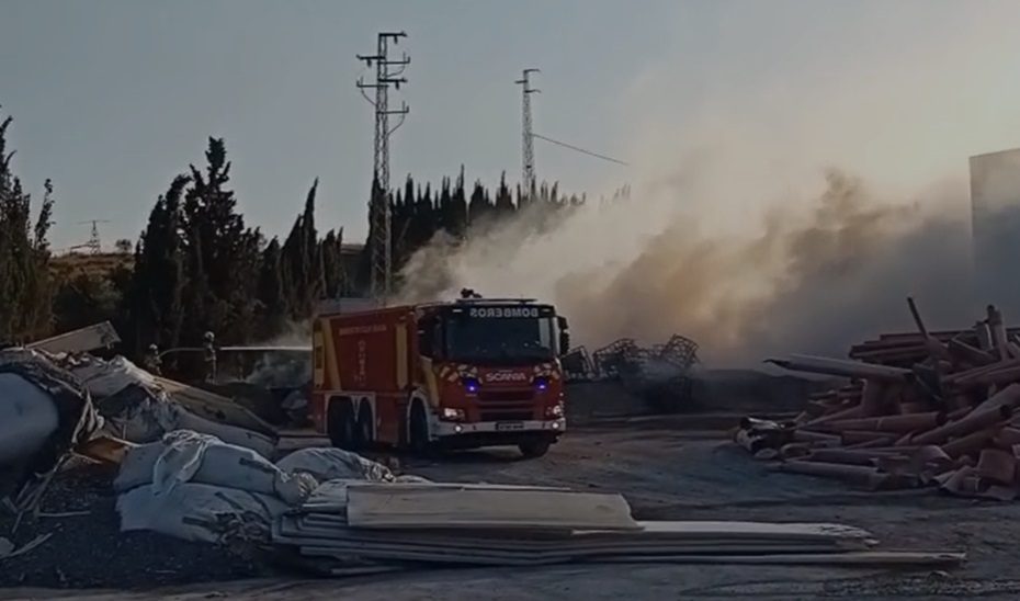 Extinguido el incendio declarado ayer en una planta de reciclaje en Alhendín