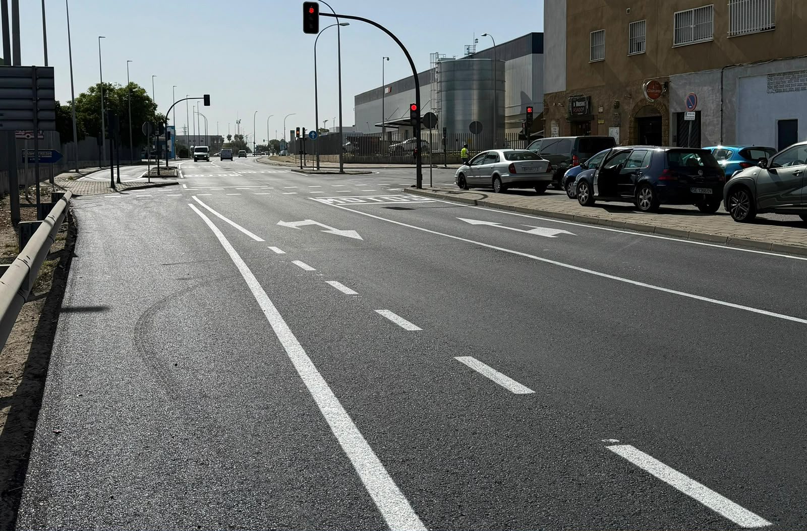 El Ayuntamiento reasfalta la avenida de San José de Palmete y recupera esta arteria fundamental del distrito Cerro-Amate