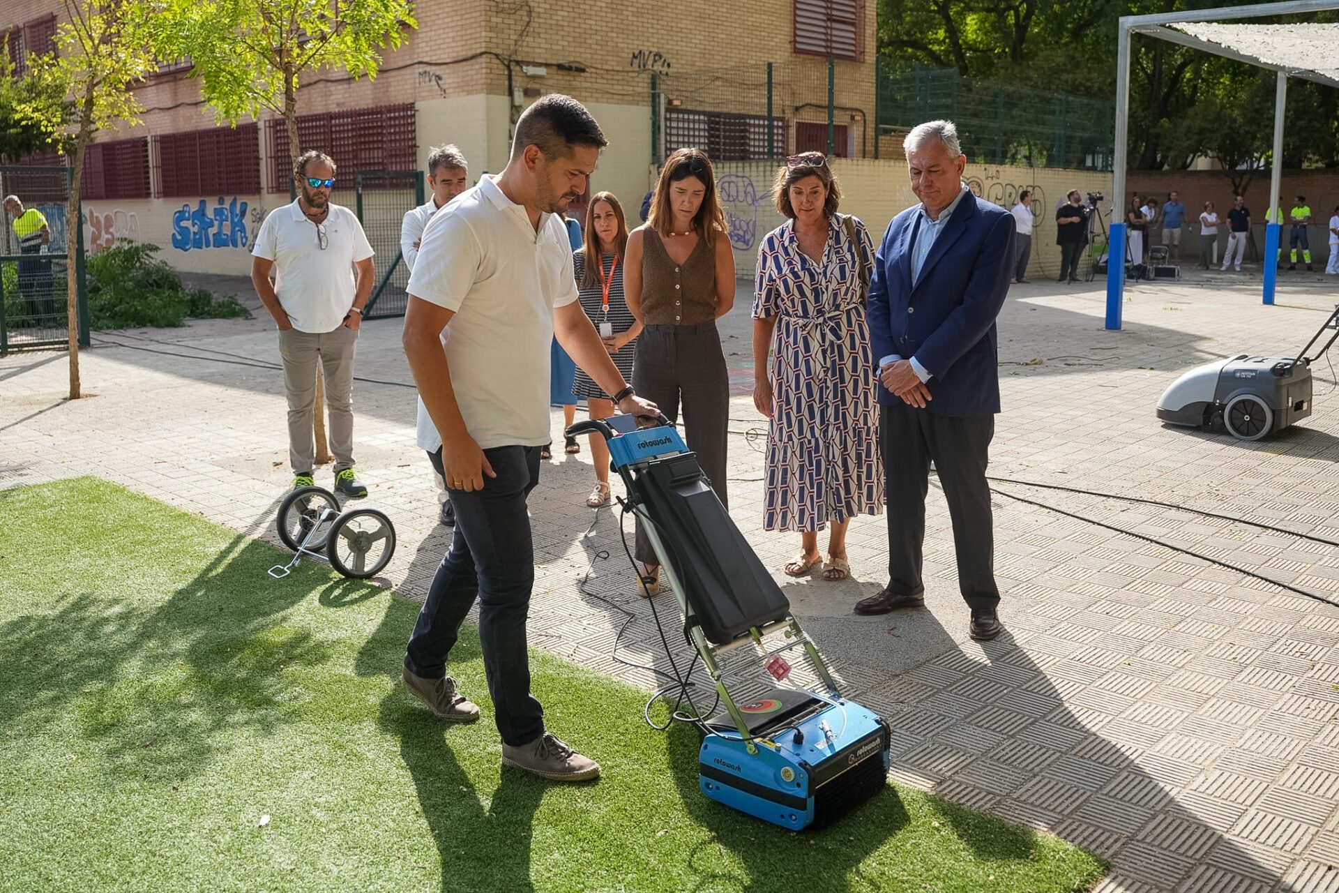 Sanz  presenta el nuevo modelo de limpieza de los colegios públicos que ya está transformando el servicio en todos los centros de Sevilla