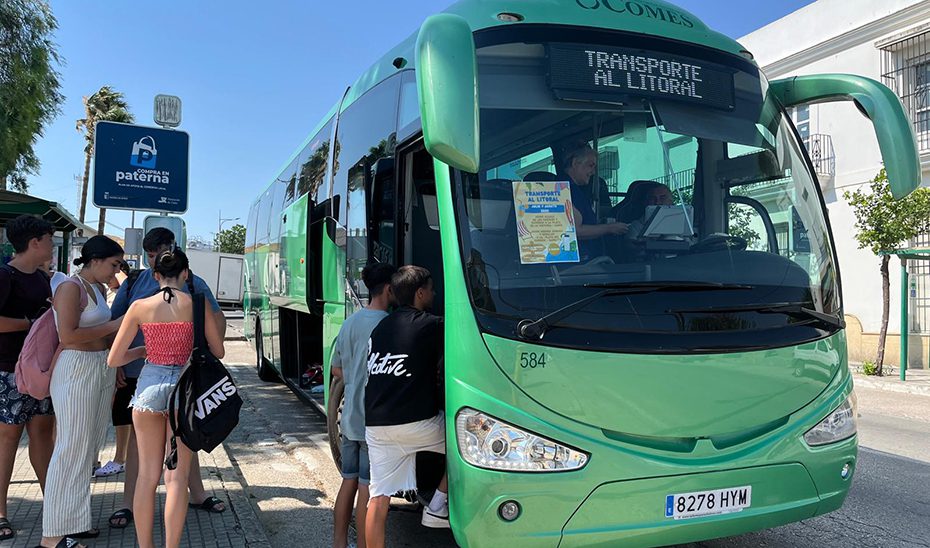 Más de 8.000 andaluces fueron en bus a la playa con el Programa Estival de Transporte al Litoral