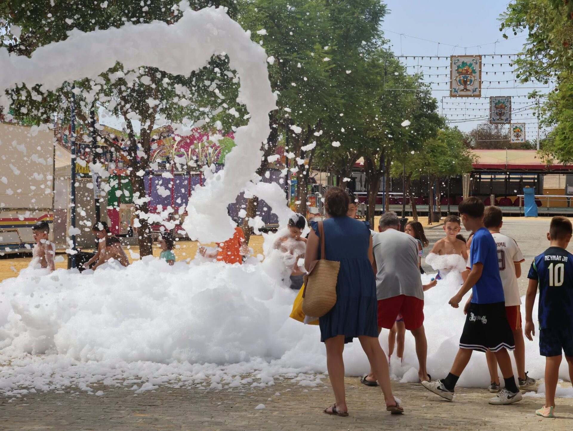 Palomares del Río vive un jueves de Feria marcado por la diversión y la música