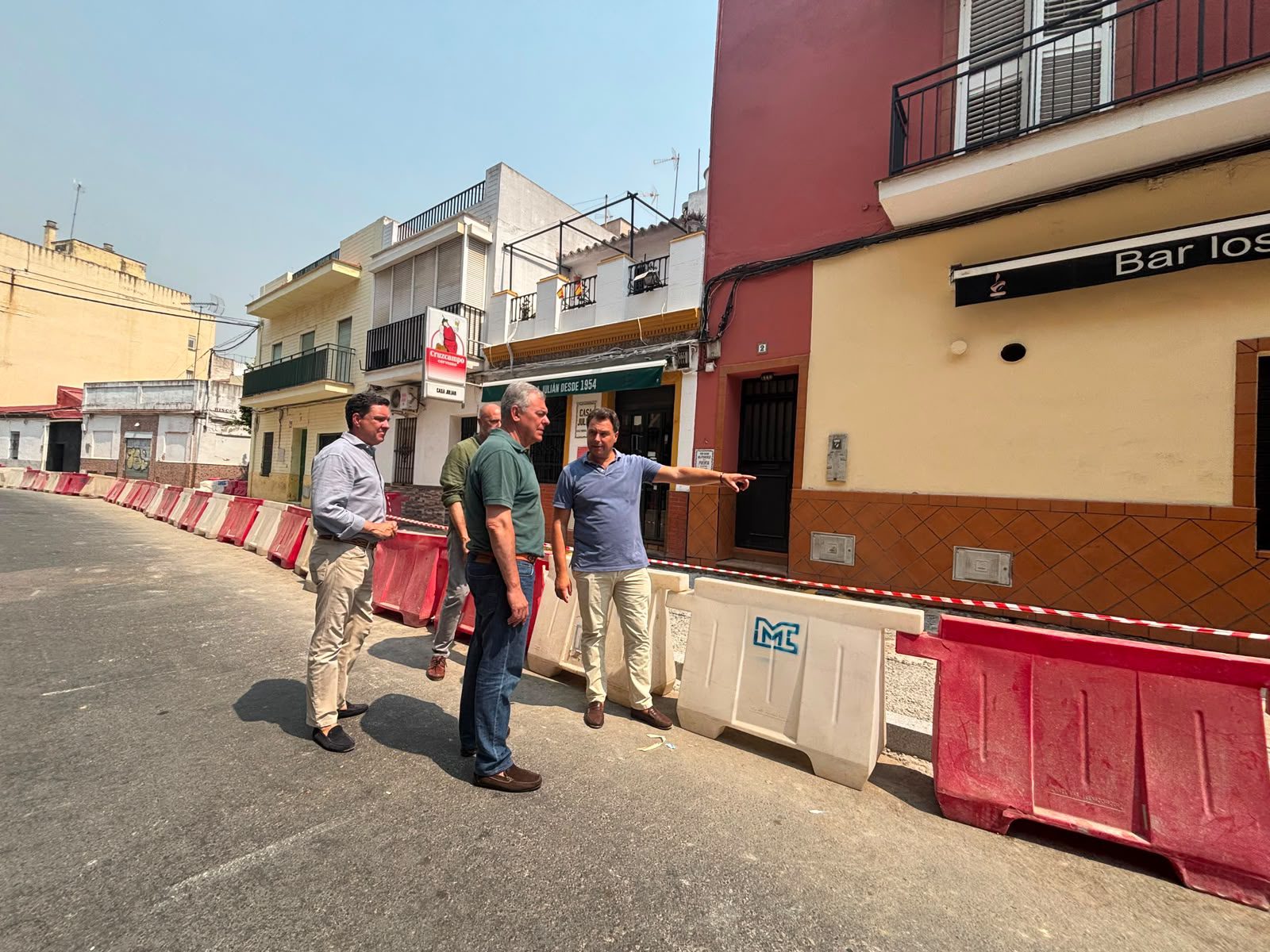El Gobierno de Sanz acomete obras de mejora en los aparcamientos de la calle Constantina, en la Macarena, poniendo fin al mal estado del pavimento