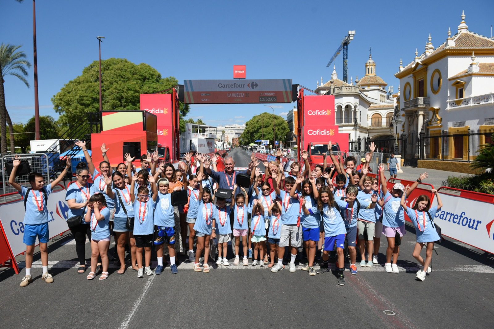 El alcalde supervisa los dispositivos municipales montados para la llegada de la 17.ª etapa de La Vuelta a Sevilla