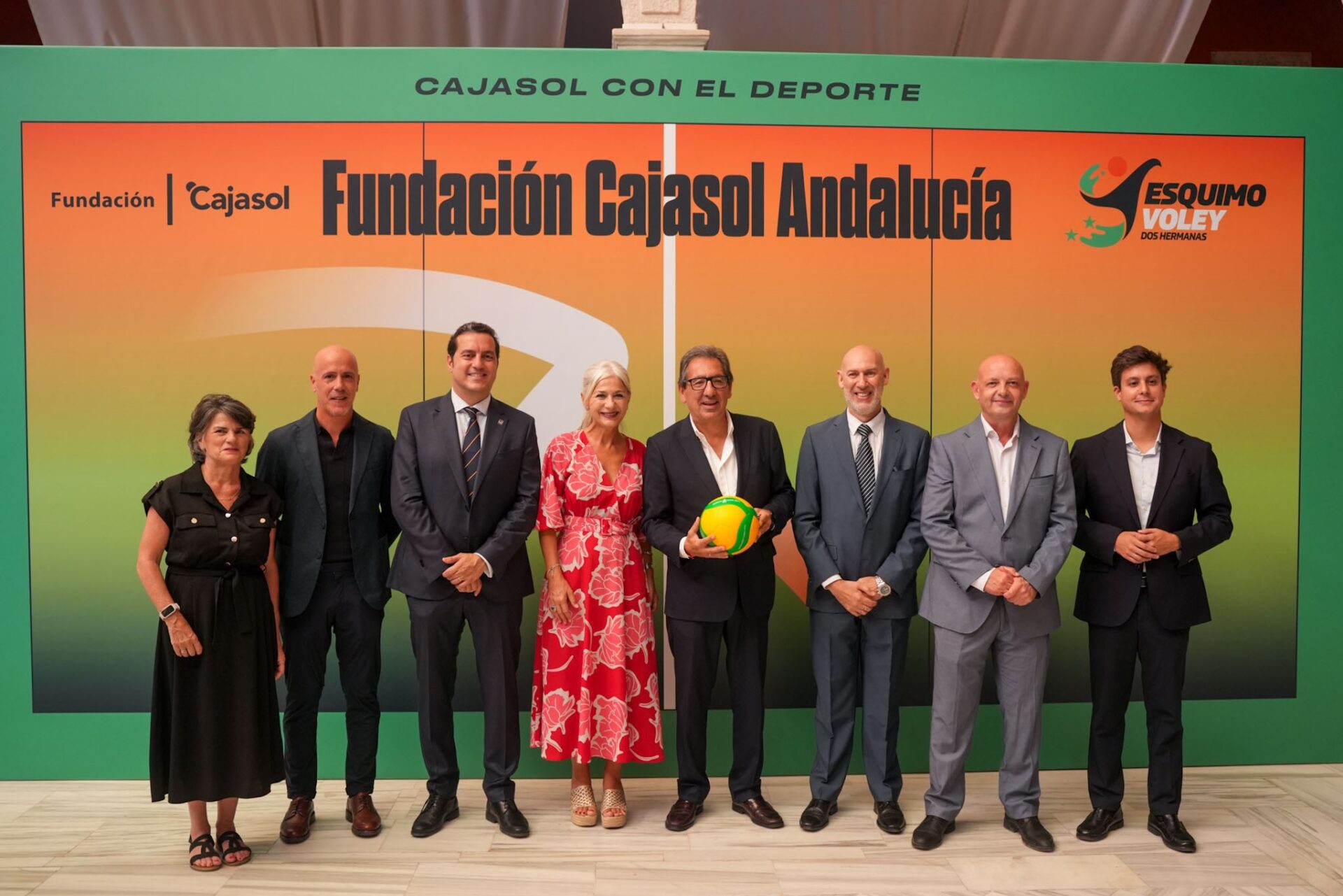 Casimiro Fernández reafirma el apoyo de la Diputación a las campeonas del voleibol femenino español en la presentación de la nueva temporada