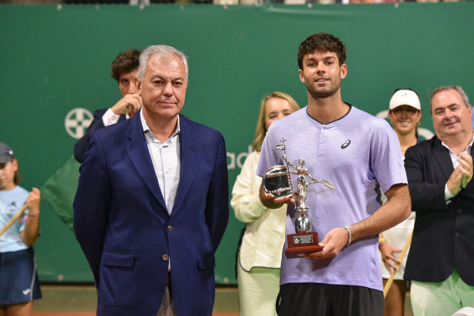 El alcalde entrega la Copa Sevilla de Tenis a Facundo Díaz Acosta, ganador de la 63 edición de este prestigioso torneo de la ATP Chalenger que se ha consolidado como una cita imprescindible del tenis español y sitúa a Sevilla en el escaparate del tenis mundial
