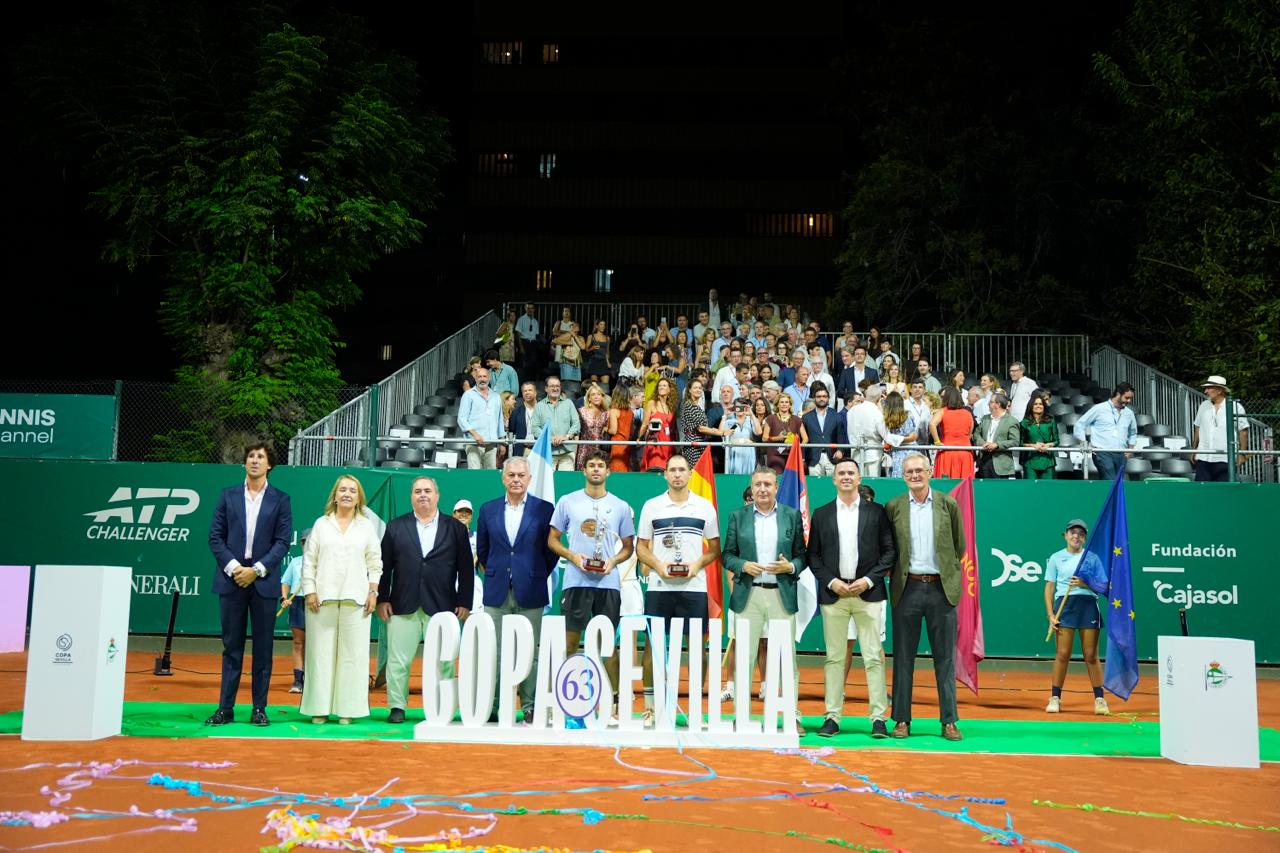 Javier Fernández felicita a Facundo Díaz Acosta, ganador de la 63 Copa Sevilla de Tenis