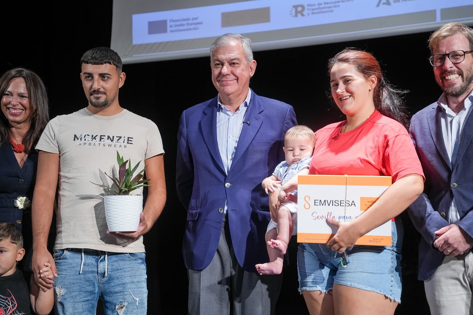 José Luis Sanz entrega las llaves de 32 nuevas viviendas protegidas: las del Residencial Torre Augusta y Torre Rosario, dos promociones en el barrio de Torreblanca