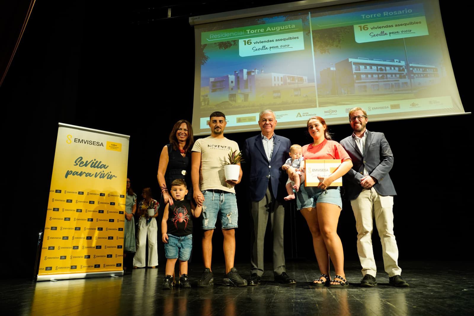 La Junta entrega 32 viviendas protegidas en alquiler en el barrio sevillano de Torreblanca