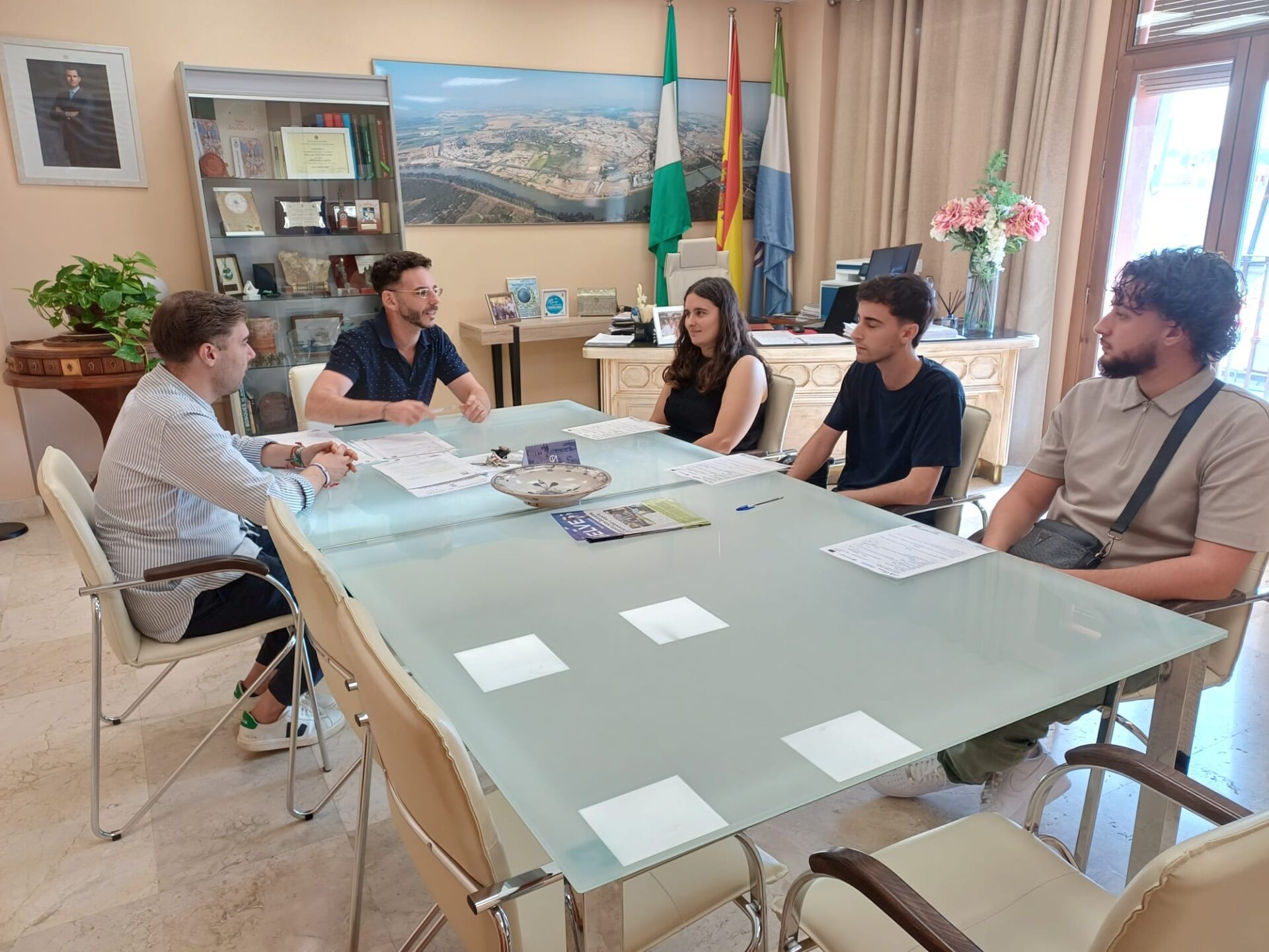 Tres nuevos profesionales (arquitecta, especialista de Bases de Datos y auxiliar administrativo) se incorporan al Ayuntamiento de Gelves dentro del Programa Activa-T Joven