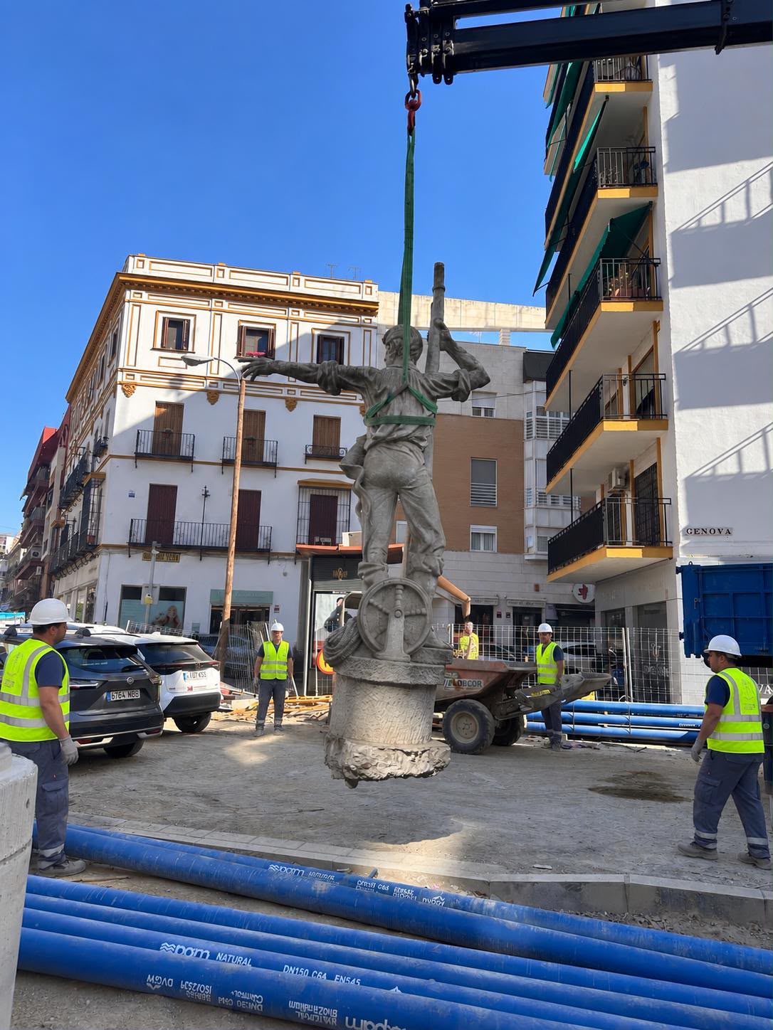 El Ayuntamiento retira la estatua de Rodrigo de Triana de la calle Pagés del Corro para realizar una copia en bronce de la misma