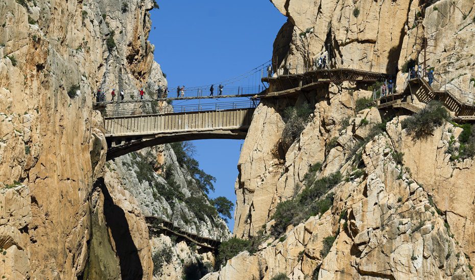 Evacuan en helicóptero a un senderista accidentado en Ardales (Málaga)