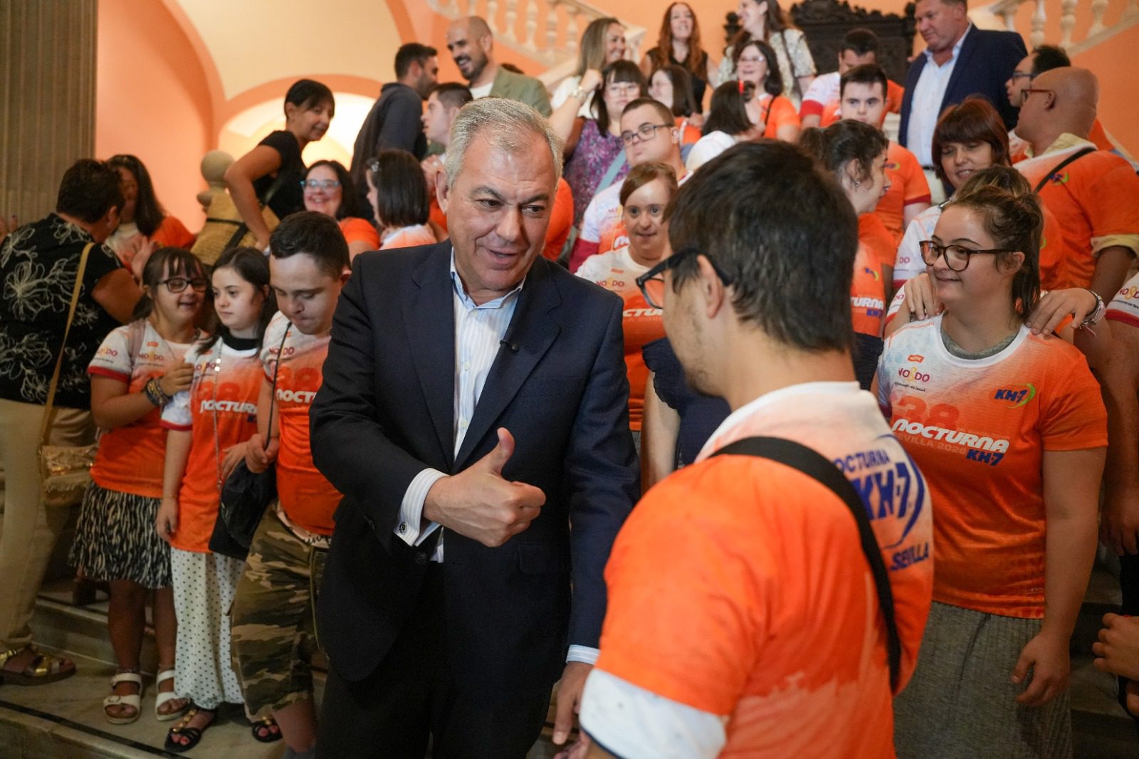 El alcalde Sanz recibe a Down Sevilla, que por primera vez participará con voluntarios en la Nocturna del Guadalquivir KH7