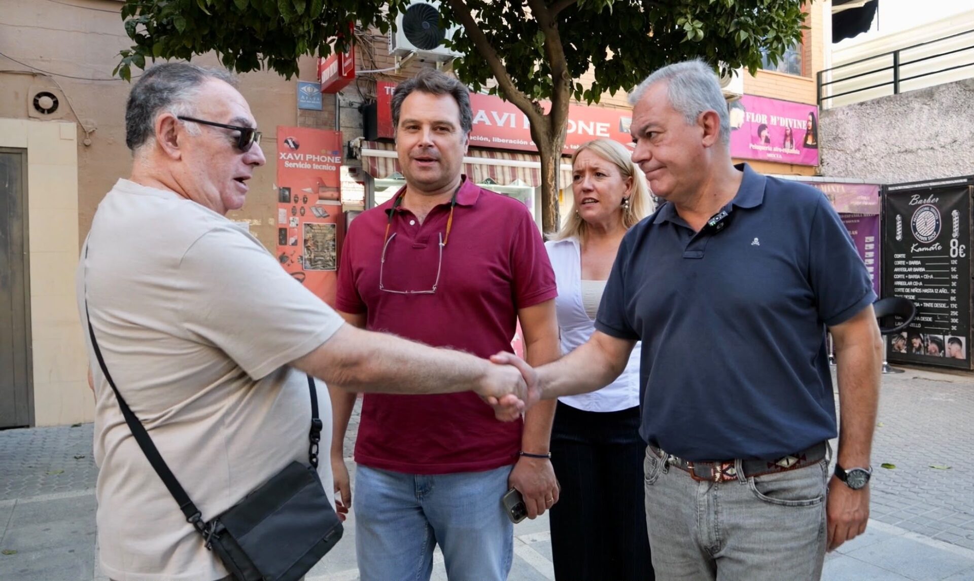 Sanz destaca, junto a los vecinos de El Cerezo, la puesta en servicio del nuevo centro de transformación que acaba con las incidencias eléctricas en la zona