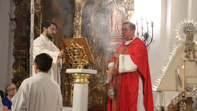 El sacerdote Nelson Borges tomó posesión como nuevo párroco de San Pedro de Carmona