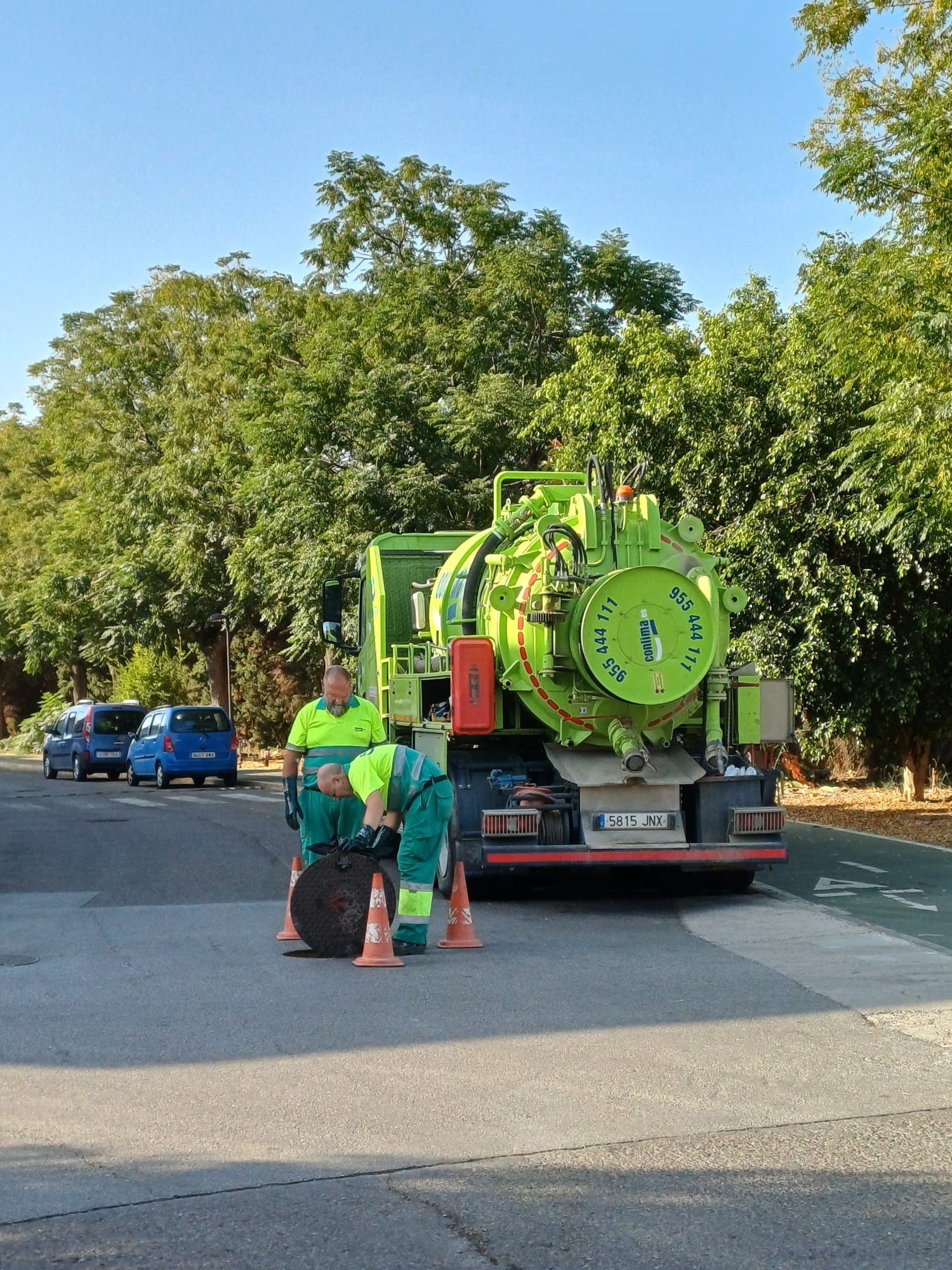 Aljarafesa lleva a cabo su limpieza anual de imbornales