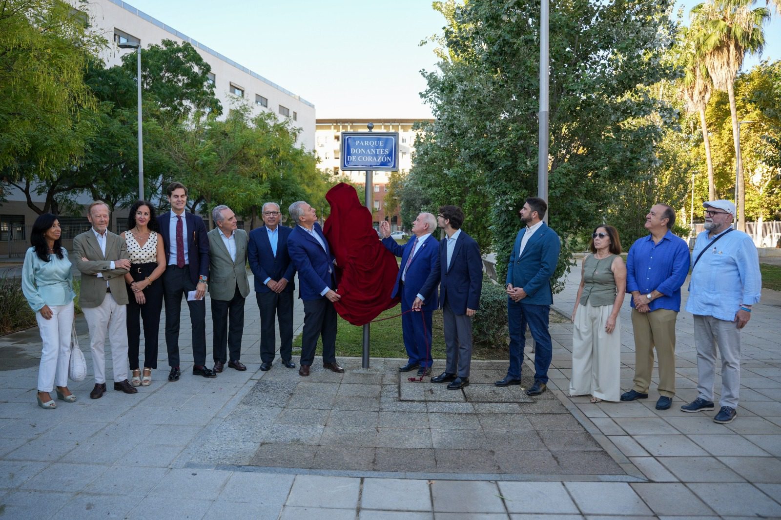 El alcalde inaugura en Nervión la Plaza Donantes de Corazón y la calle Luis Sarmiento Aguilar en reconocimiento al compromiso con la donación de órganos