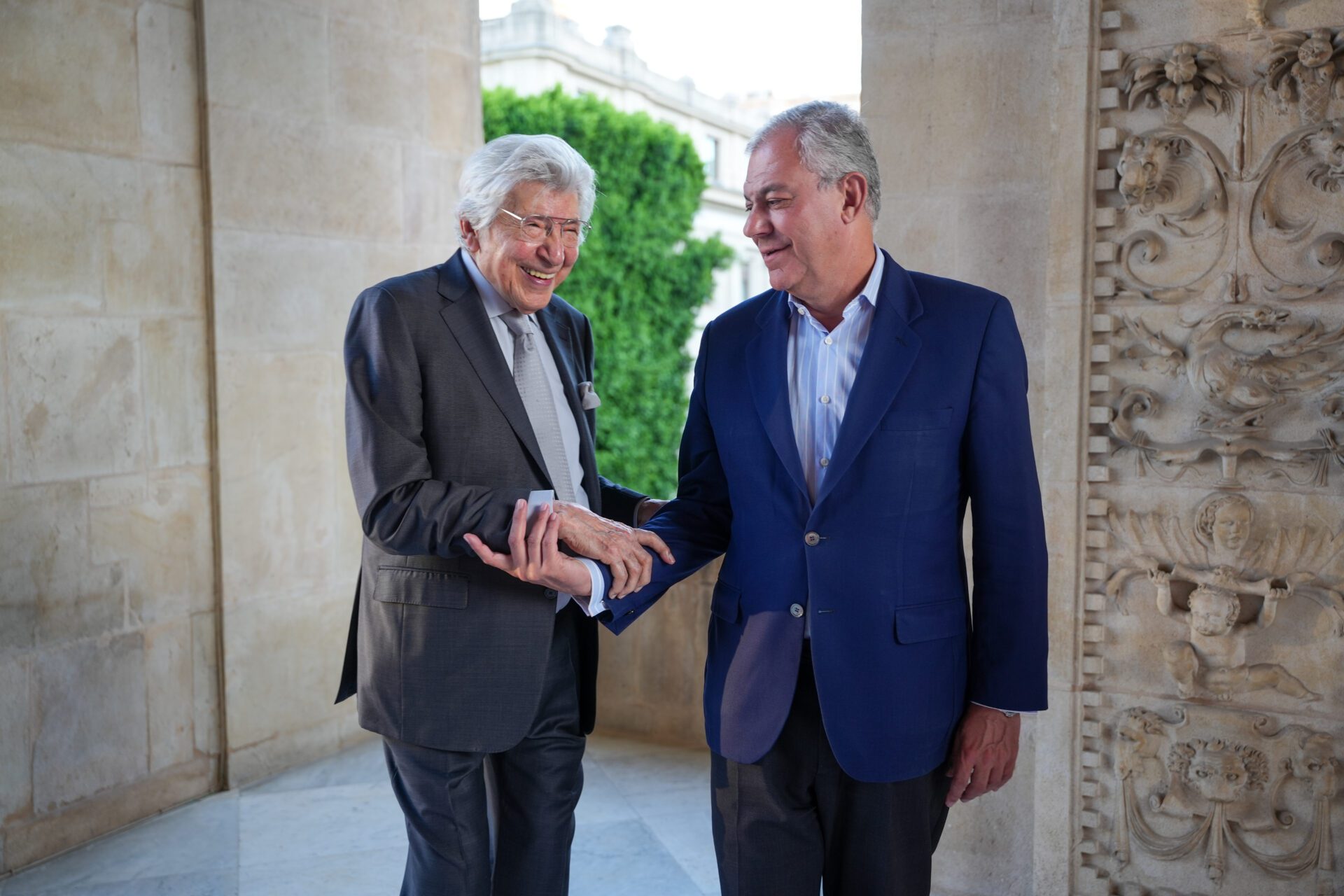 José Luis Sanz recibe en el Ayuntamiento al compositor Manuel Alejandro, Medalla de la Ciudad de Sevilla