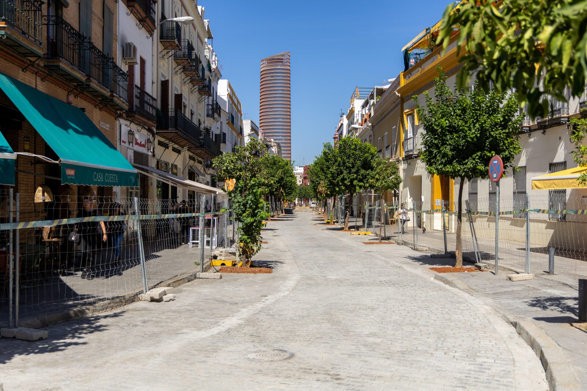 El Ayuntamiento finaliza las obras de mejora de la calle Castilla, con la apuesta a punto de su adoquín de Gerena, tras décadas sin intervención alguna