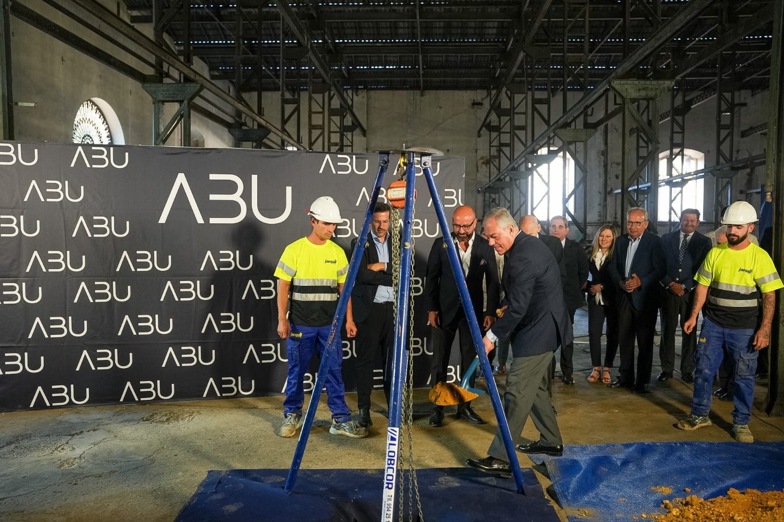 El alcalde Sanz coloca la primera piedra en la nave municipal cedida al Ateneo que se convertirá en sede permanente de la Cabalgata de Reyes Magos de Sevilla