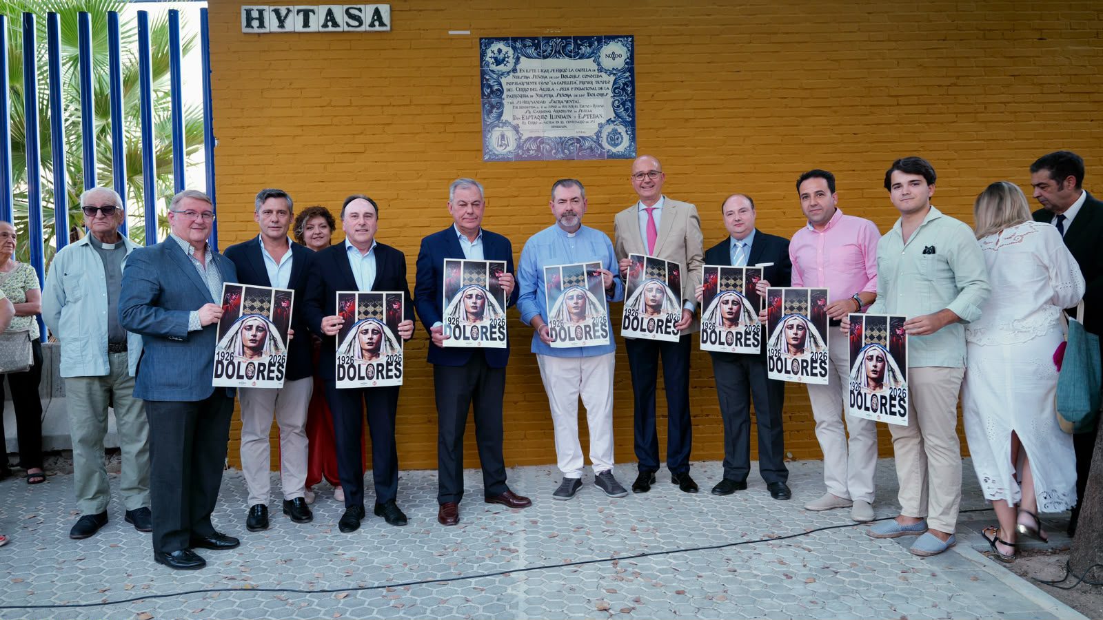 Sanz recuerda la memoria de El Cerro del Águila con el azulejo del centenario de la primitiva Capilla del barrio