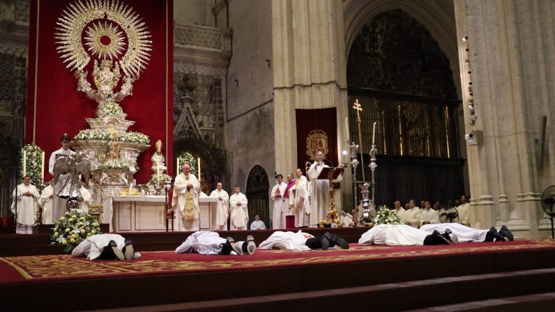 Cinco nuevos ministros para la Iglesia en Sevilla: «Servid con alegría»