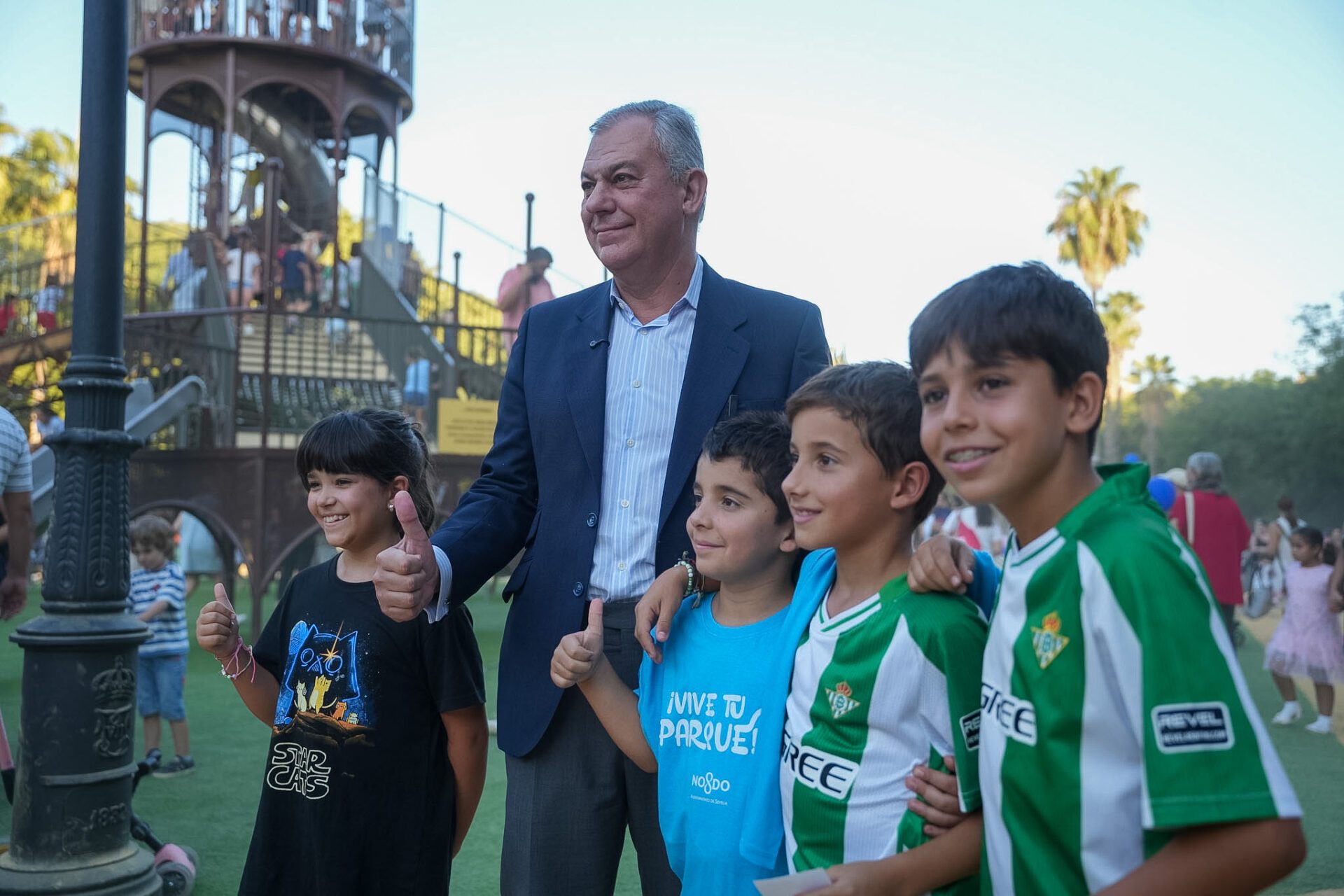 El alcalde inaugura junto a miles de sevillanos la Ciudad de los Niños, el nuevo gran parque infantil del Prado de San Sebastián