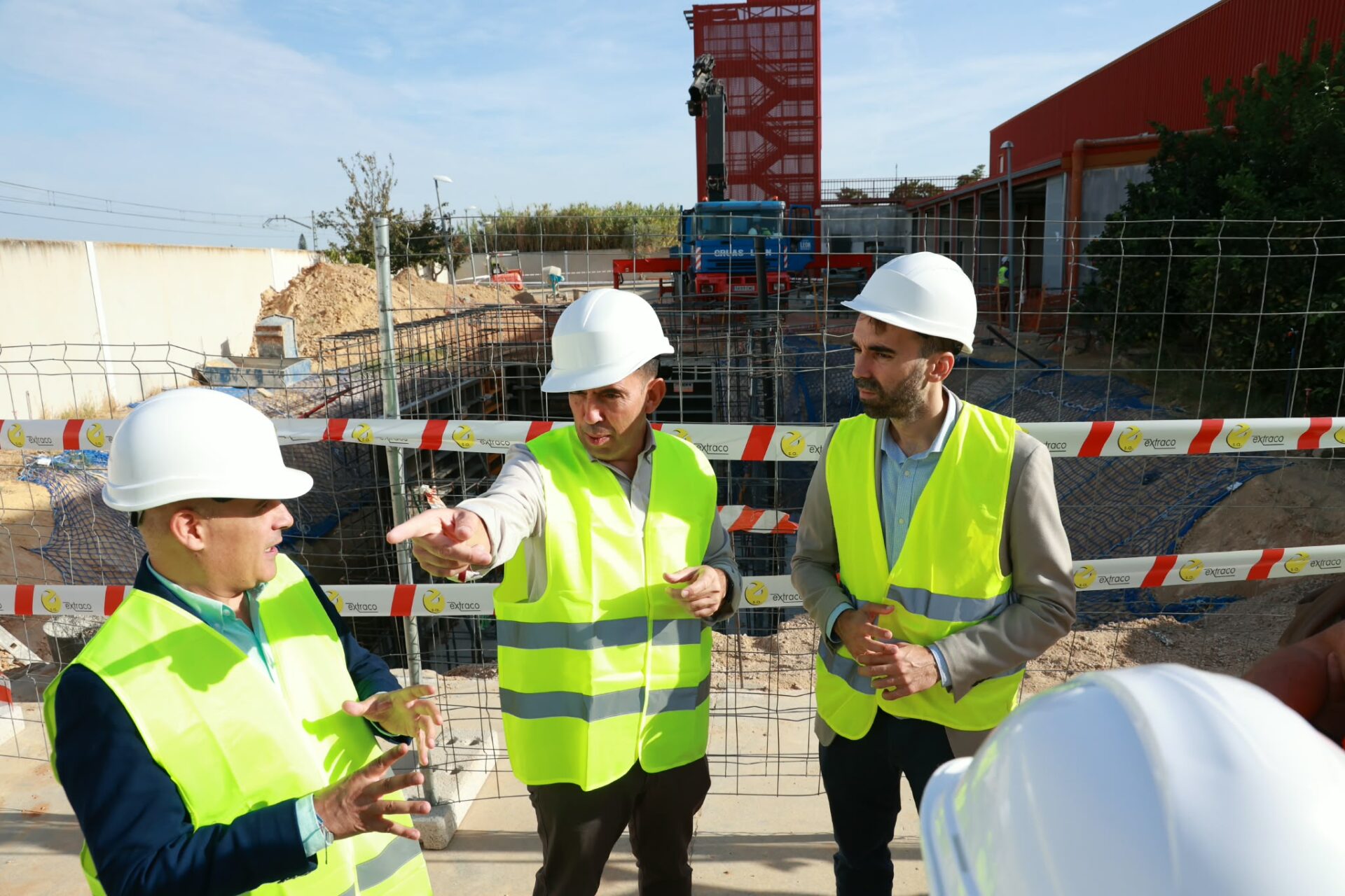 Gonzalo Domínguez supervisa las obras del Parque de Bomberos de Sanlúcar, que lo convertirán en centro de referencia para entrenamientos y prácticas operativas