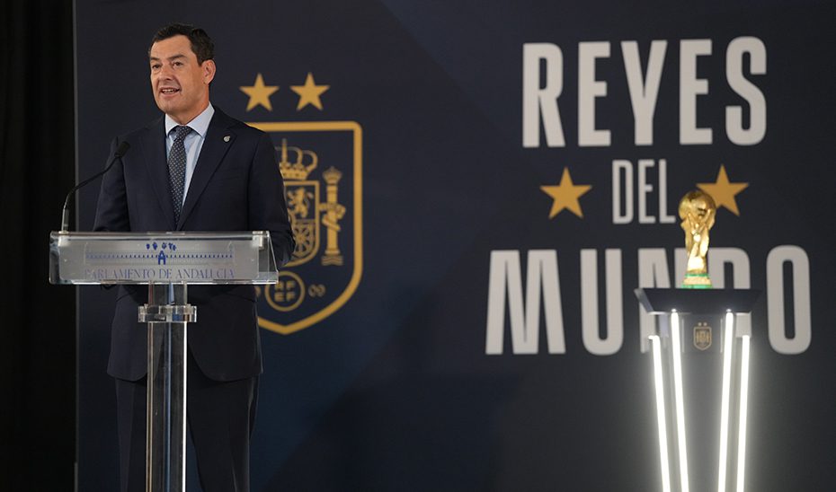 Moreno traslada el orgullo de Andalucía por la gesta de La Roja «que ha hecho felices a los españoles»