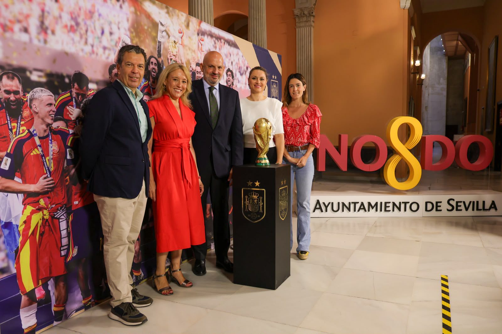 El Ayuntamiento abre sus puertas a los sevillanos para ver de cerca la Copa del Mundo de Fútbol