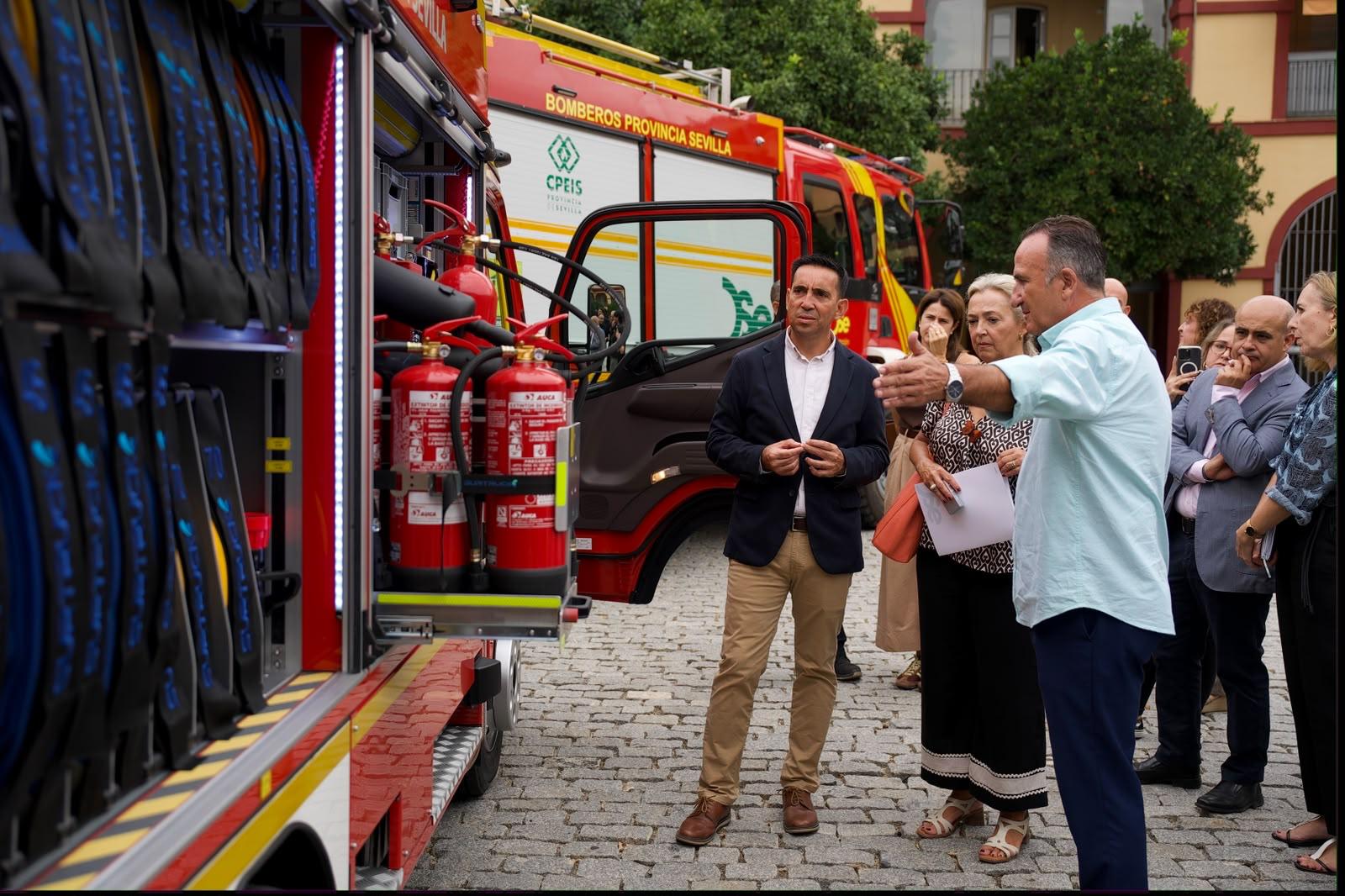 El Consorcio entrega 3 nuevos vehículos contraincendios a los parques de Sanlúcar, Cantillana y Écija para reforzar el Sistema Provincial de Bomberos