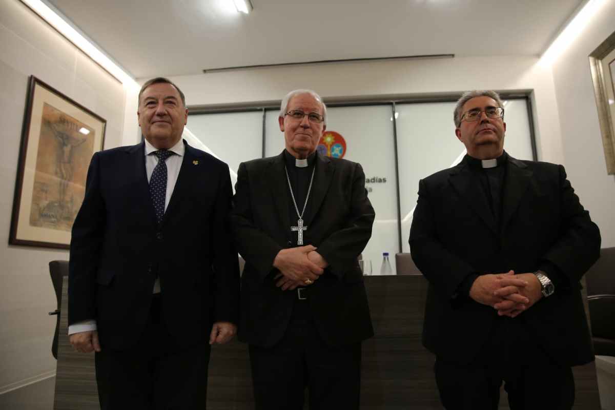 EL ARZOBISPO DE SEVILLA INAUGURA EL CURSO COFRADE 26/27 CON LA CONFERENCIA «ALZAD LA MIRADA»