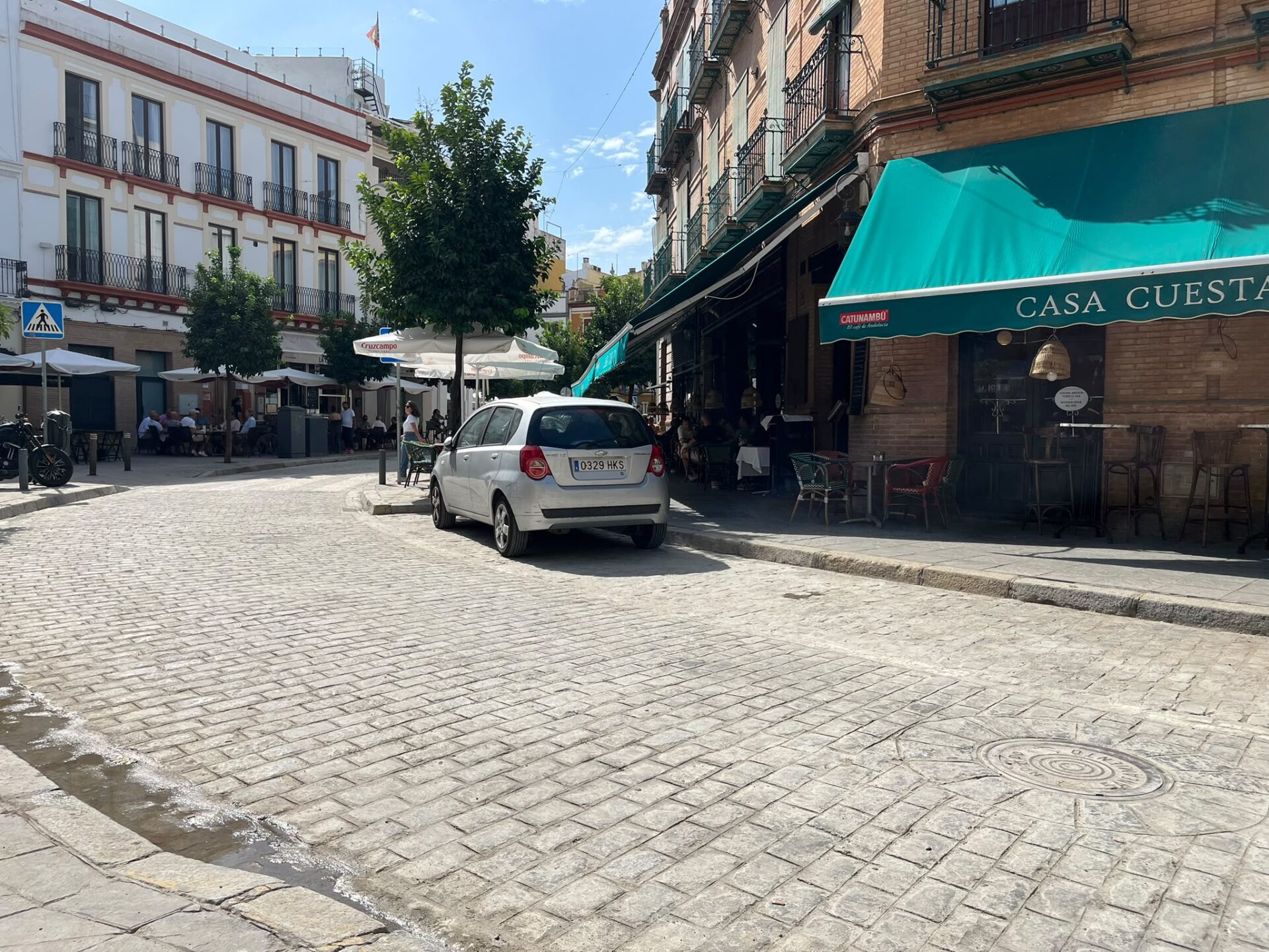 La calle Castilla reabre hoy al tráfico tras una actuación integral de más de 200.000 euros para restaurar su adoquín de Gerena tras décadas sin mantenimiento