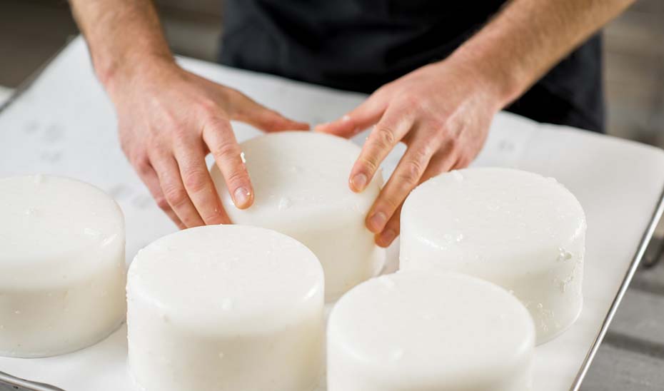 La nueva norma del queso artesano impulsa el sector y refuerza su vínculo con la ganadería de proximidad