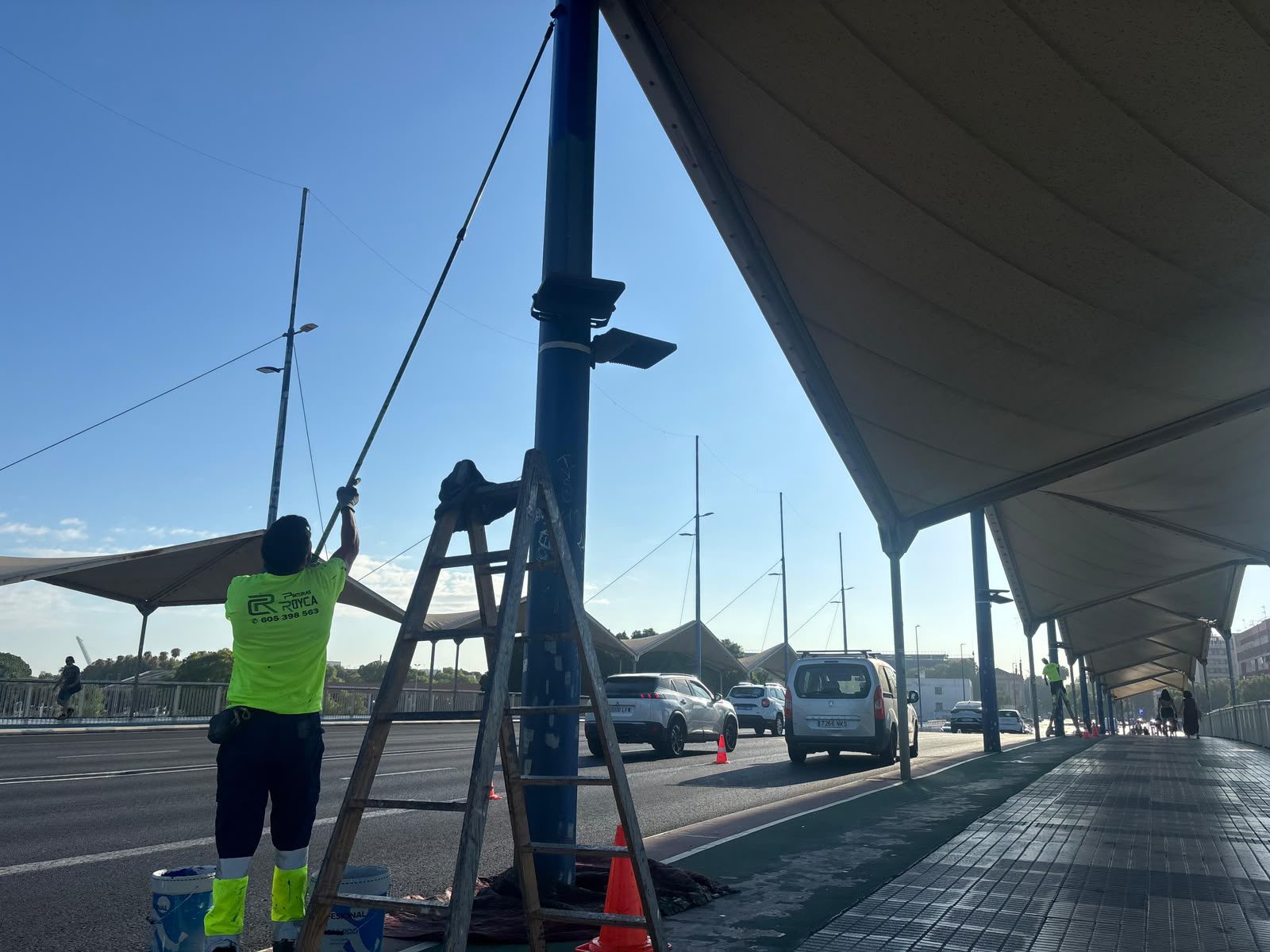 El Ayuntamiento comienza los trabajos de renovación de los toldos del puente del Cachorro más de tres décadas después de su instalación