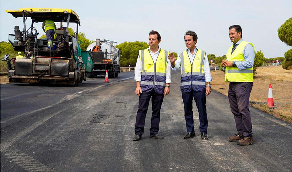 La Junta destina 2,5 millones a rehabilitar el firme de la carretera entre Matalascañas y Mazagón