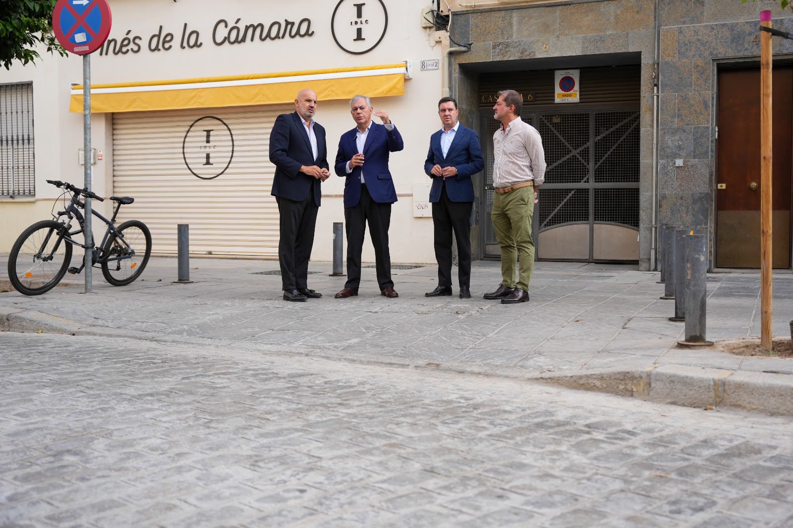 El alcalde supervisa el resultado final de las obras de mejora de la calle Castilla, una actuación que ha permitido recuperar el adoquín histórico de Gerena de esta emblemática vía de Triana tras décadas sin intervenciones