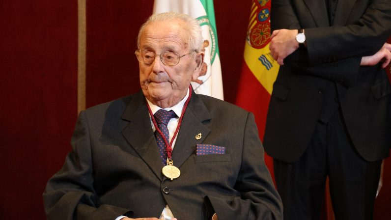 El lebrijano Francisco García recibe la medalla Pro Ecclesia Hispalense
